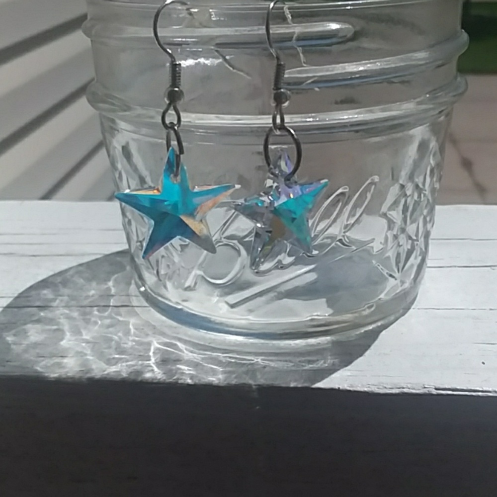 Swarvorskie crystal star earrings. - Picture 3 of 7